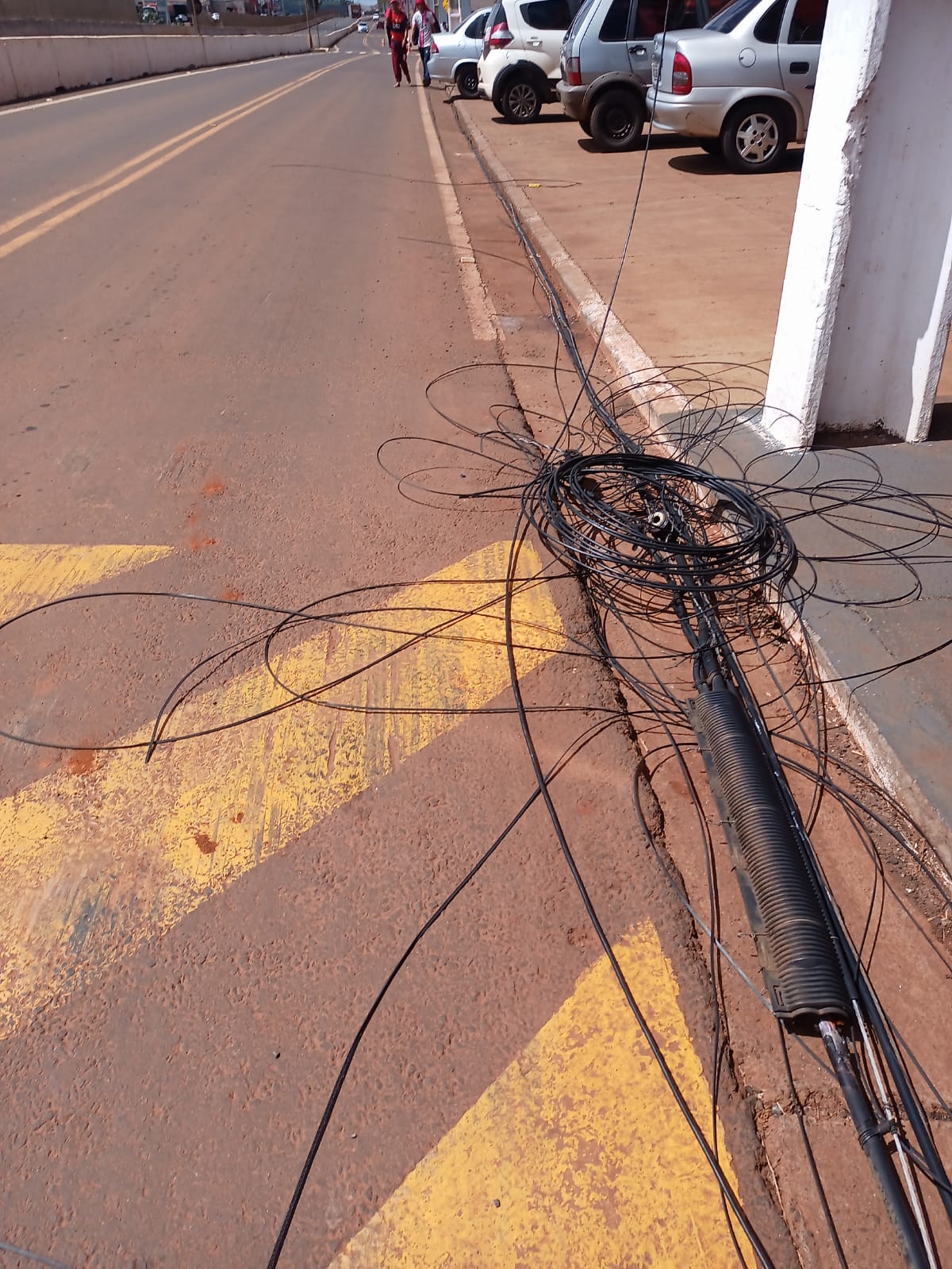 Caminhão derruba cabos de fibra óptica e causa falta de internet em departamentos da Prefeitura de Mauá da Serra