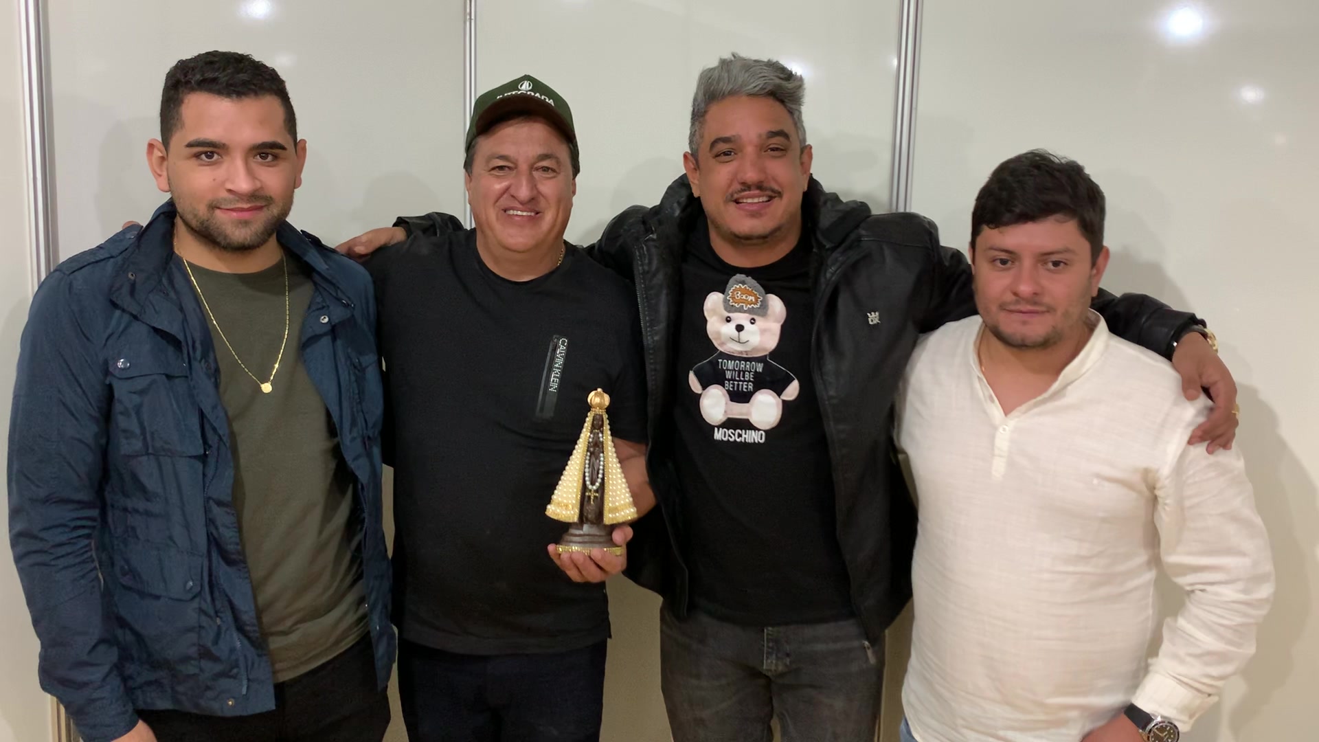 Diogo Cachorão presenteou o prefeito com a imagem de nossa senhora e agradeceu a todos de Mauá da Serra e região pela acolhida!