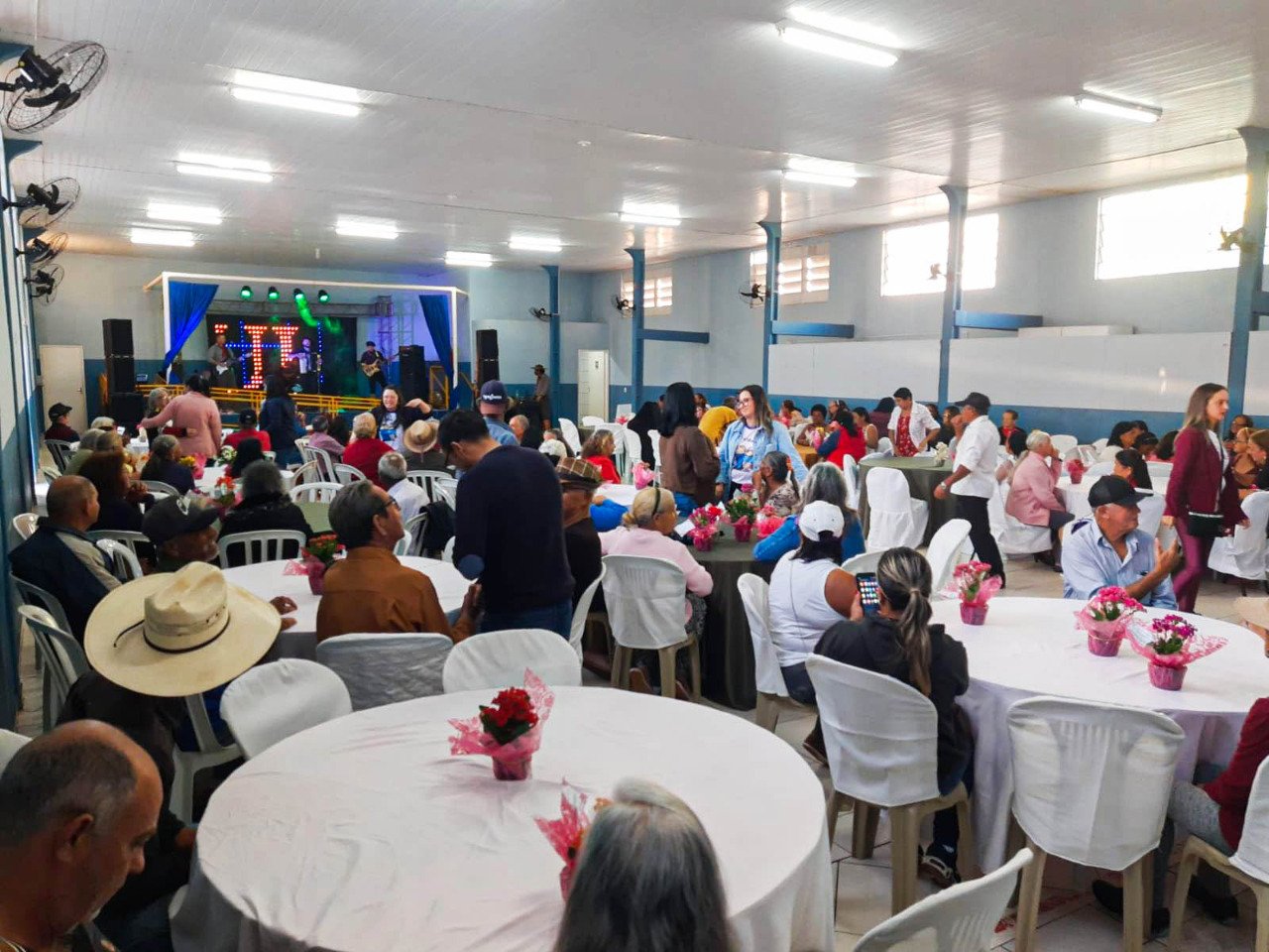 Secretaria municipal de Assistência Social de Mauá da Serra homenageou as mães com um lindo jantar e baile