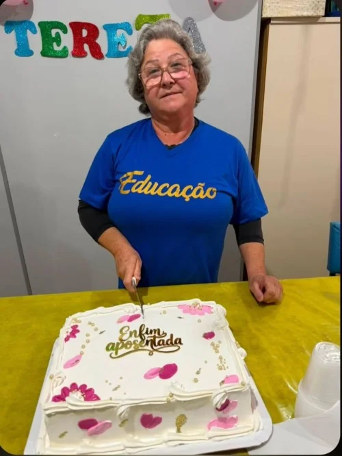 Homenagem e agradecimento à servidora Tereza pelos 21 anos de dedicação